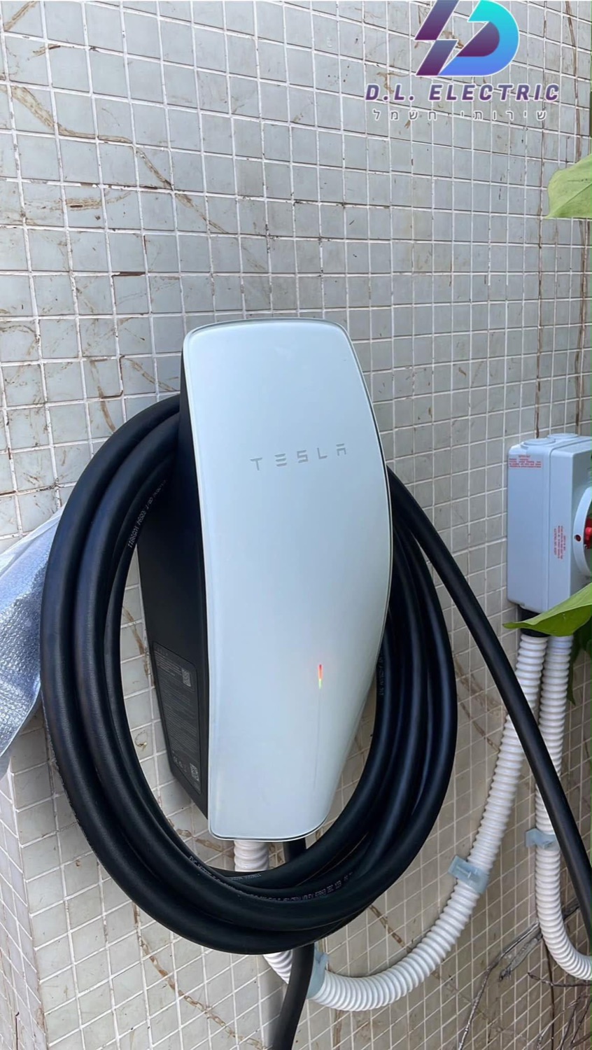 עמדת טעינה Tesla ביתית