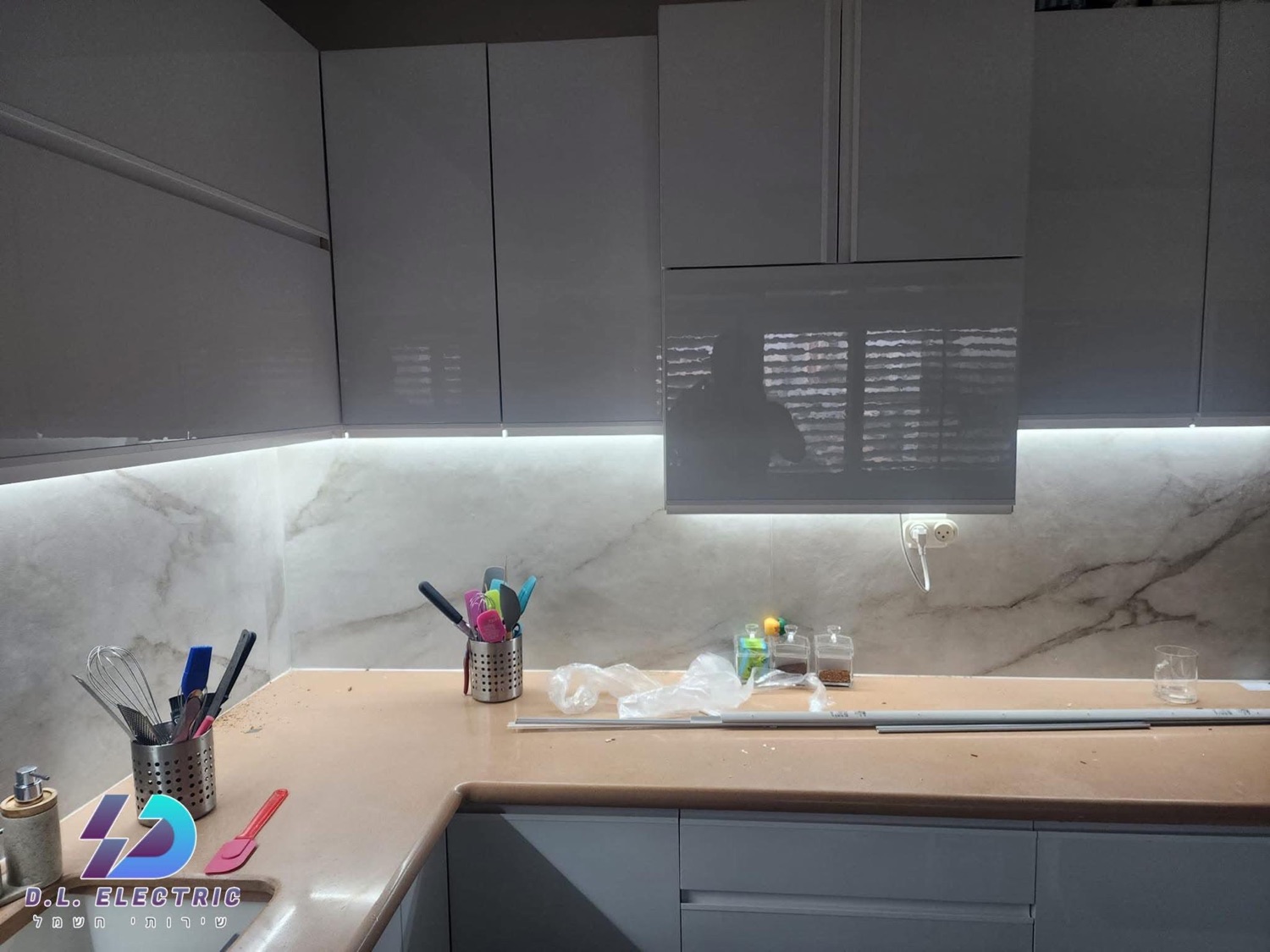 מטבח עם תאורת LED נסתרת על שיש